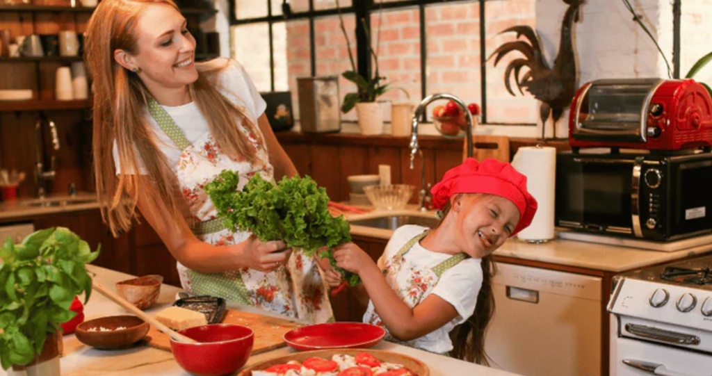 Petra Nováková s dcerou v kuchyni